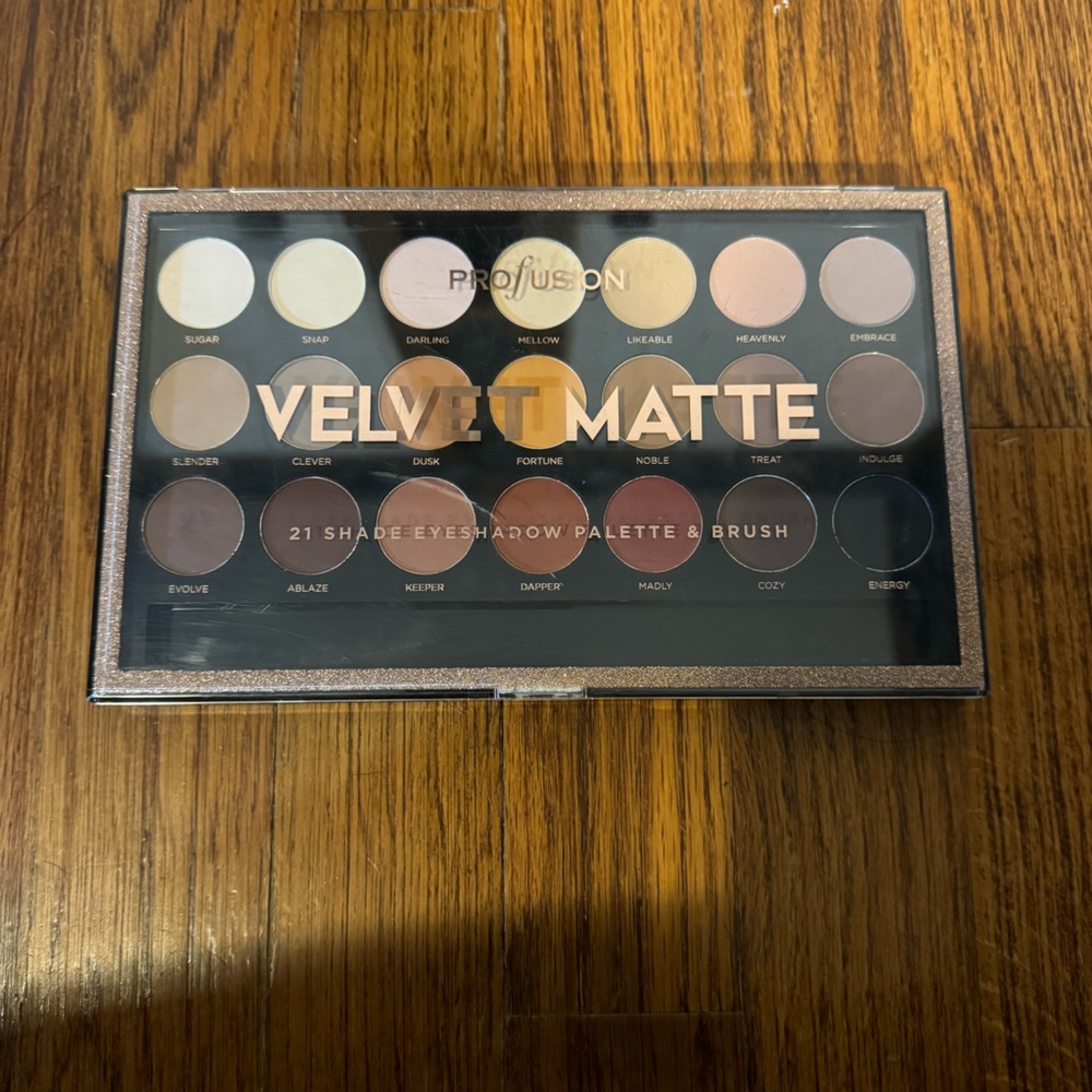 Profusion Velvet Matte 21 Shade Eyeshadow Pallet